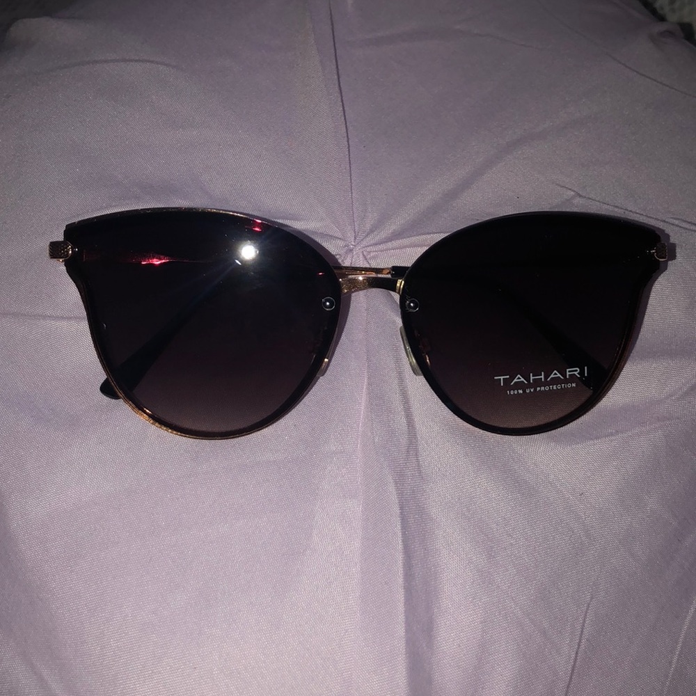 Stylish Tahari sun glasses!